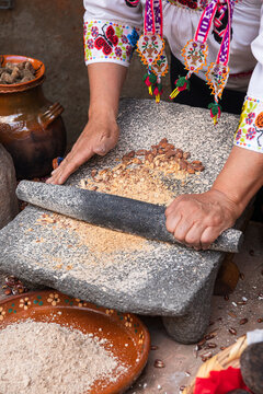 Manual grinding with almonds and stone tools