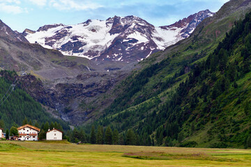 Fototapeta premium Blick von Sulden (Solda) auf den Ortler in Südtirol, Italien 