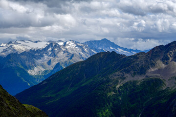 Fototapeta premium Blick auf die Ademello-Gruppe vom Gaviapass (Passo del Gavia) in der italienischen Lombardei