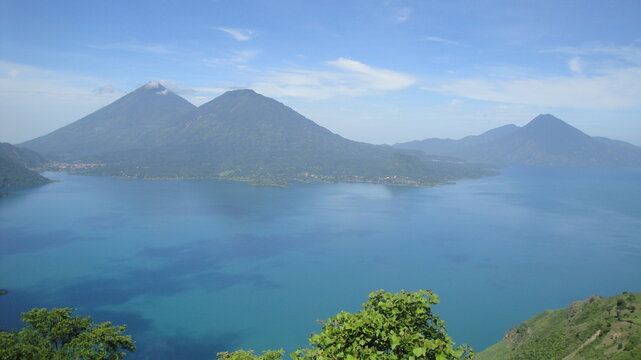 Lago rodeado de volcanes