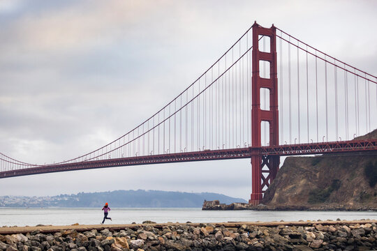 Woman run Golden Gate Bridge  San Francisco 
