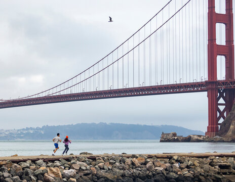 Couple running Golden Gate Bridge  San Francisco 