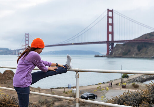 Asian Athlete stretch before running