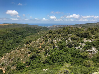 Obraz premium Mountain landscape with blue sky and clouds