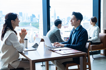 オフィスで商談・打ち合わせを行うビジネスパーソンたち