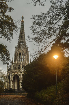 arquitectura gotica en un parque de bruselas