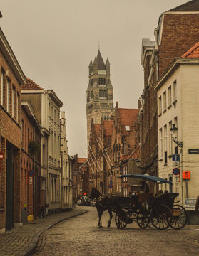 carruaje a caballo en la ciudad de brujas en belgica