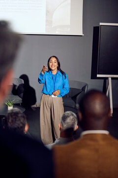 Speaker gives the word to the audience