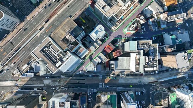 都市、真俯瞰、ドローン、空撮、道路、交通、社会、経済、物流、インフラ、モビリティ、自動車、路面電車、線路、橋、交差点、信号、ビル、高層ビル、建設、俯瞰、ハイアングル、鳥瞰図、風景、景観、景色、上から見た、見下ろす、真上、航空写真、衛星写真、クルマ、現代、都会、不動産、ビル群、日本、マンション、店舗、テクノロジー、工事、大通り、幹線道路、河川、鉄道、産業、運輸、駅前、昼間