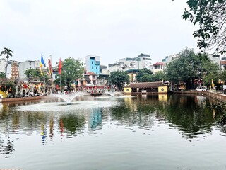 Obraz premium river in the city