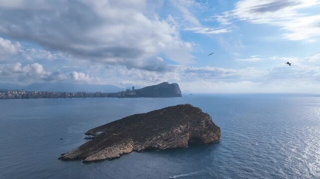 Flight reverses from Benidorm's gloomy island as two sea gulls photobomb video