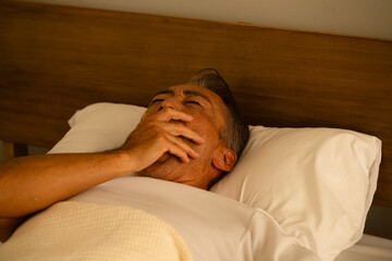 ベッドで眠るシニア男性　ライフスタイルイメージ