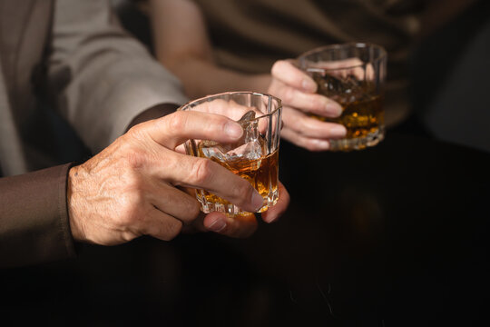 ブランデーを飲むシニア男女　ライフスタイルイメージ
