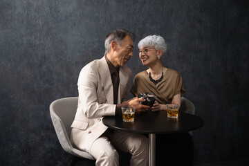 女性に指輪を渡す男性　ライフスタイルイメージ