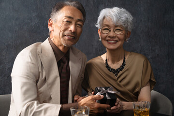 女性に指輪を渡す男性　ライフスタイルイメージ