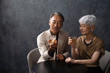 ブランデーを飲むシニア男女　ライフスタイルイメージ