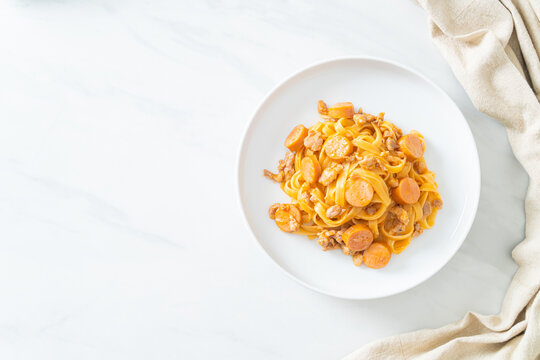 spaghetti pasta sausage and minced pork