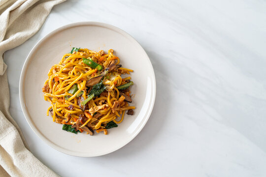 stir-fried yakisoba noodles with vegetable in vegan style