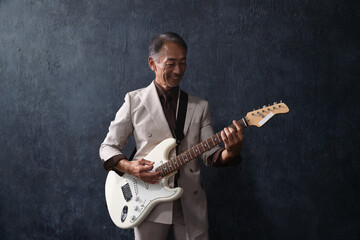 ギターを弾くシニア男性　ライフスタイルイメージ