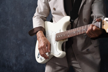 ギターを弾くシニア男性　ライフスタイルイメージ