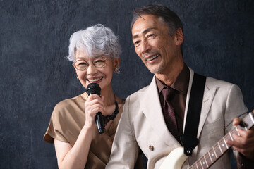 歌を歌う女性とギターを弾く男性　ライフスタイルイメージ