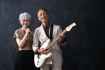 歌を歌う女性とギターを弾く男性　ライフスタイルイメージ