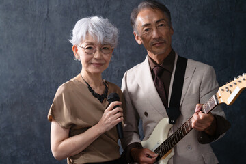 歌を歌う女性とギターを弾く男性　ライフスタイルイメージ