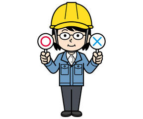 マルバツ札を持つヘルメットをかぶった現場監督の中年女性