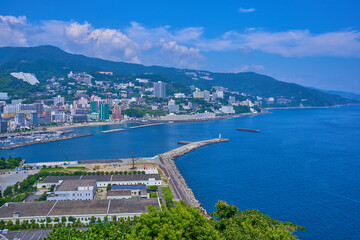 静岡県熱海市の熱海展望台から北側の眺望(熱海港防波堤灯台,熱海市街,熱海港,岩戸山など)
