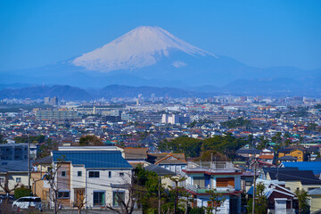 神奈川県藤沢市の富士見坂付近から西側の街並み(片瀬山,片瀬,富士山など)を見る