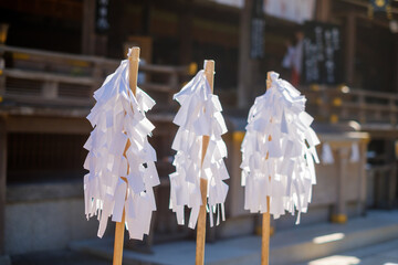 神社の境内に並ぶ白い御幣（ごへい）：お祓いと浄化を象徴する日本の伝統風景