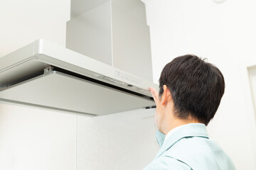 換気扇の点検をする作業員