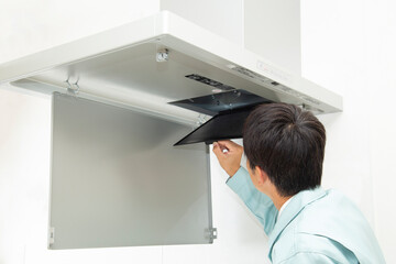 換気扇の点検をする作業員
