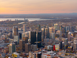 Obraz premium Montreal downtown skyline at sunset with modern skyscrapers, city buildings and warm evening sky, Quebec, Canada. g.