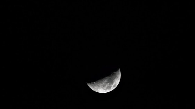 luna creciente con cielo limpio y claro . la noche y la luna 