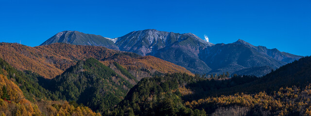 秋晴れの御嶽山　岐阜県 下呂市 小坂町 御嶽パノラマラインから