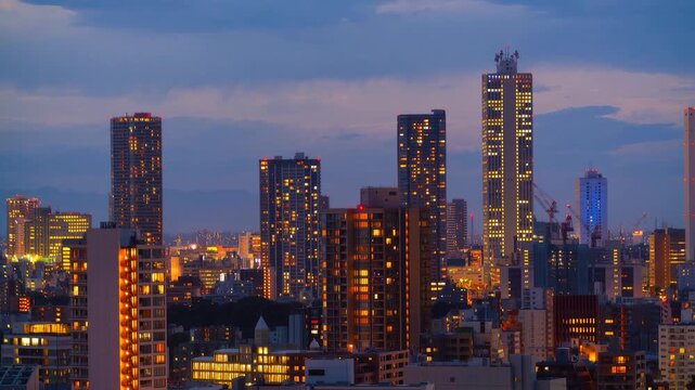 夜の東京池袋・ドローン撮影イメージ