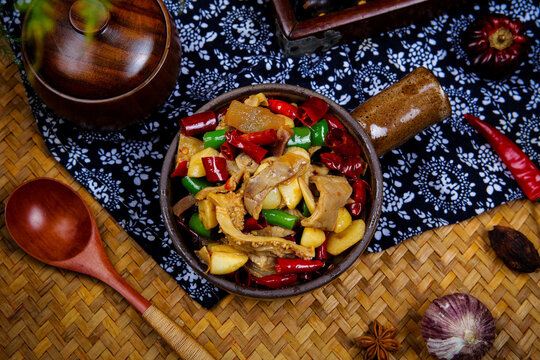 Stir-Fried Beef with Potatoes and Peppers in Clay Pot