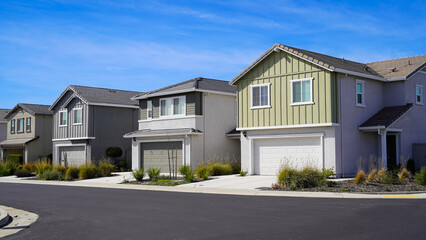 Single family homes on a clear day in California © Jaskaran Kooner