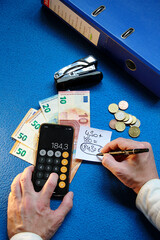 Contabilidad, finanzas y cuentas con calculadora, dinero cash y apunte contable de financiero