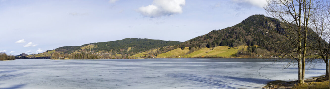 Eastern shore to the southeast of the frozen Lake Schliersee from the southern beach bordering Fischhausen. W&ouml;rth Island, the slopes of the Rohnberg (Schliersberg) and the Hirschg&ouml;hrkopf
