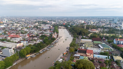 Obraz premium Banjarmasin city is seen from above and buildings near the river