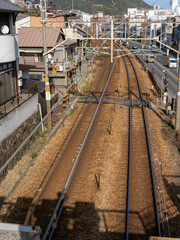 坂道と線路が続く街：尾道の山手へと続く住宅街と山陽本線の景観