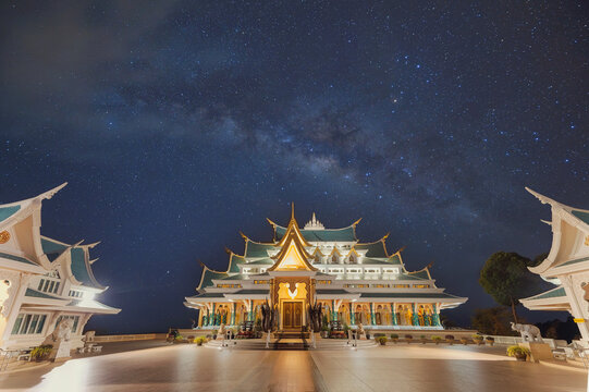 Milky way with the temple "Wat Pa Phu Kon" in Udon Thani, Thaila