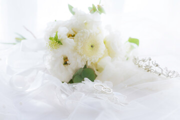 結婚指輪とブーケとティアラ　 © gohan