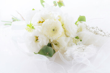 結婚指輪とブーケとティアラ　 © gohan