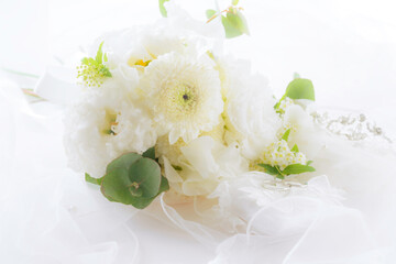 結婚指輪とブーケとティアラ　 © gohan