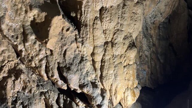 Acqua che gocciola in una grotta