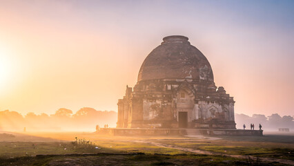 Obraz premium Sarnath Buddhist Stupa at Sunrise Mist