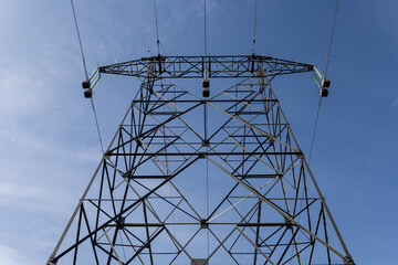 poteau en métal avec fils électriques, ligne à haute tension © jef 77